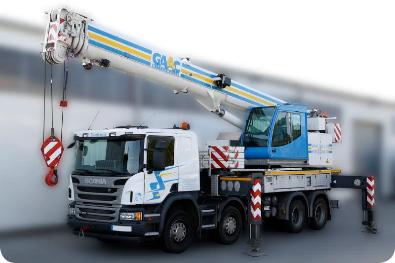 TADANO HK 40 Autokran auf Scania-Fahrgestell mit ausgefahrenen Stützen
