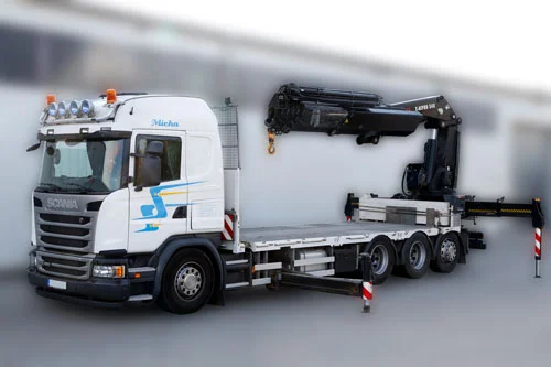 Vierachsiger Scania von GAAC mit großem Ladekran und abgestützten Kranstützen