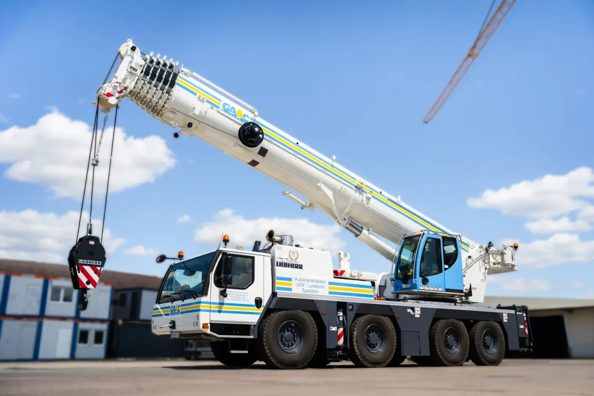 Liebherr-Autokran von GAAC auf dem Betriebshof in Mittenwalde