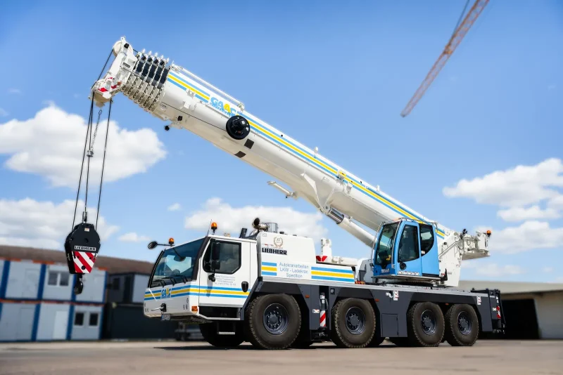 Liebherr-Autokran von GAAC auf dem Betriebshof in Mittenwalde