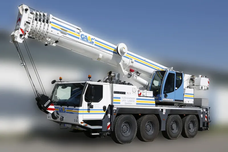 Liebherr LTM 1070-4.2 Autokran von GAAC mit angehobenem Teleskopausleger