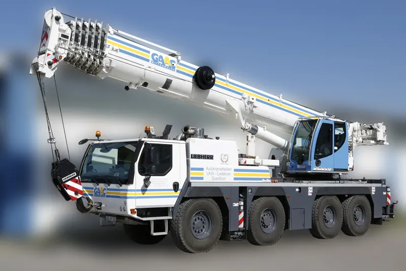 Liebherr LTM 1090-4.2 Vierachser-Autokran von GAAC mit angehobenem Teleskopausleger
