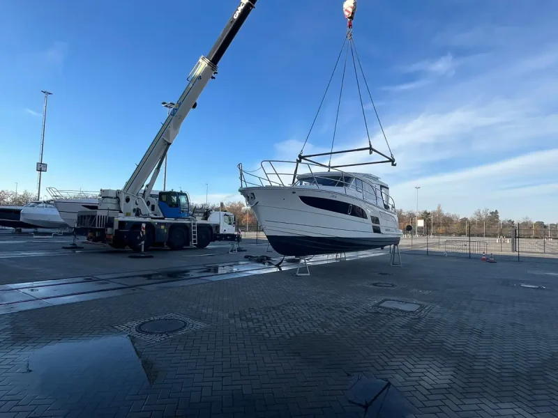 Verladung vor der Halle