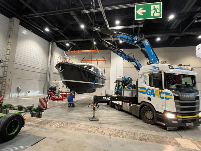 Boot schwebt in die Messehalle