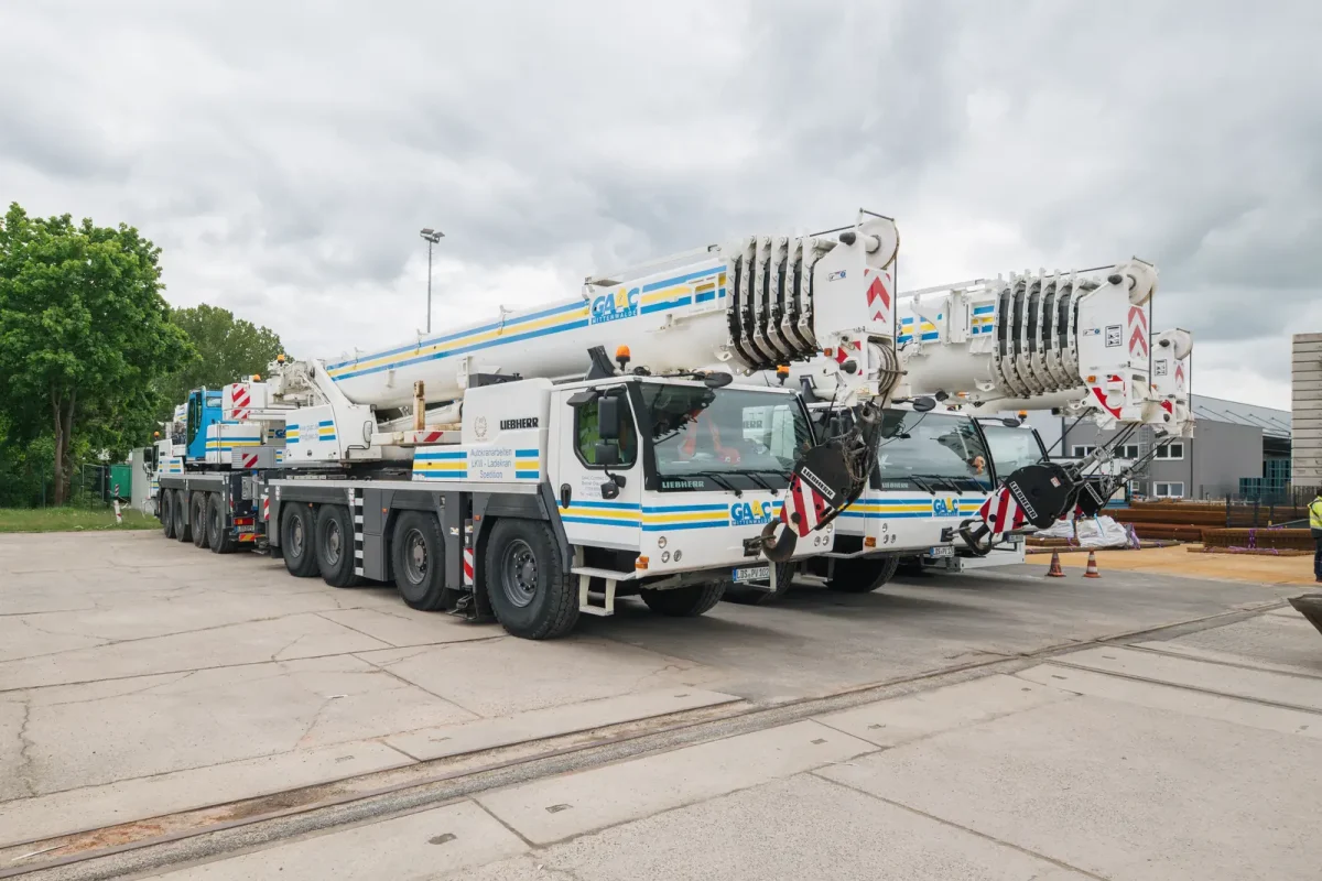 GAAC Autokran-Flotte vor dem Firmengebäude in Mittenwalde