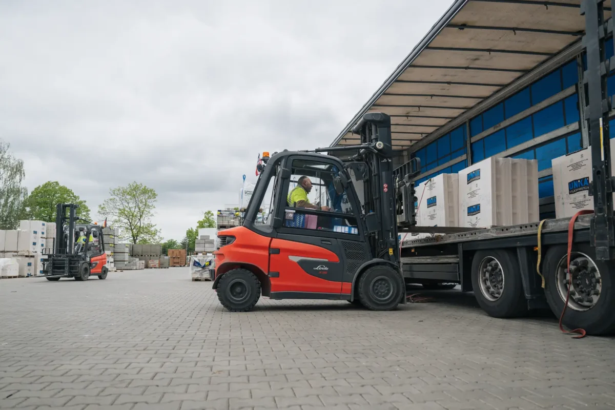 Stapler belädt einen LKW mit Baustoffen am GAAC-Lager