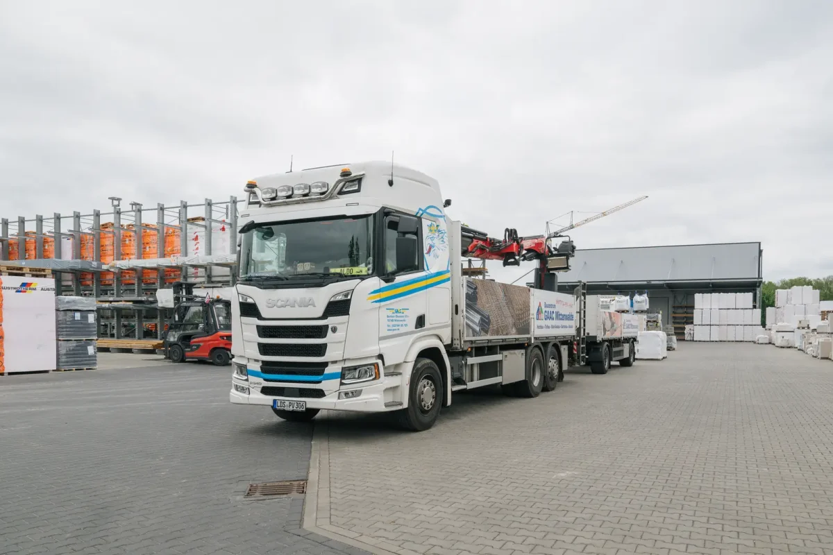 GAAC Ladekran-LKW mit Baustoffen am Standort Mittenwalde