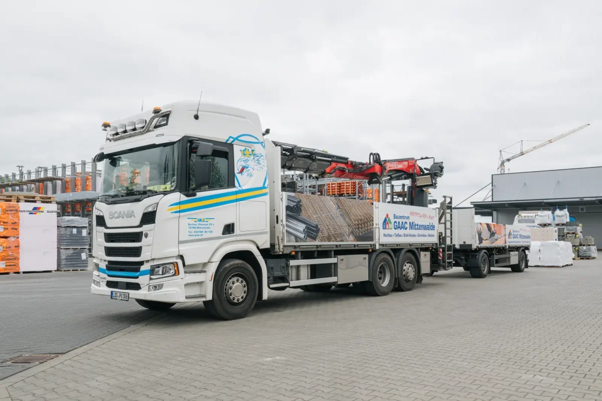 GAAC Ladekran-LKW mit Baustoffen