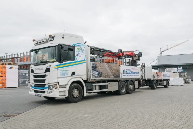 GAAC Ladekran-LKW mit Baustoffen