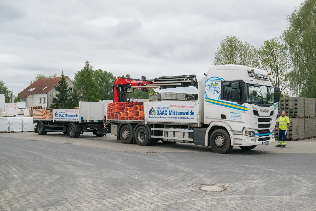 GAAC Ladekran-LKW beim Beladen in Mittenwalde