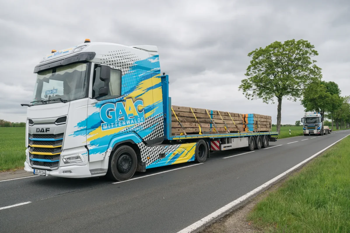 GAAC Sattelzug mit Holzladung auf der Landstraße
