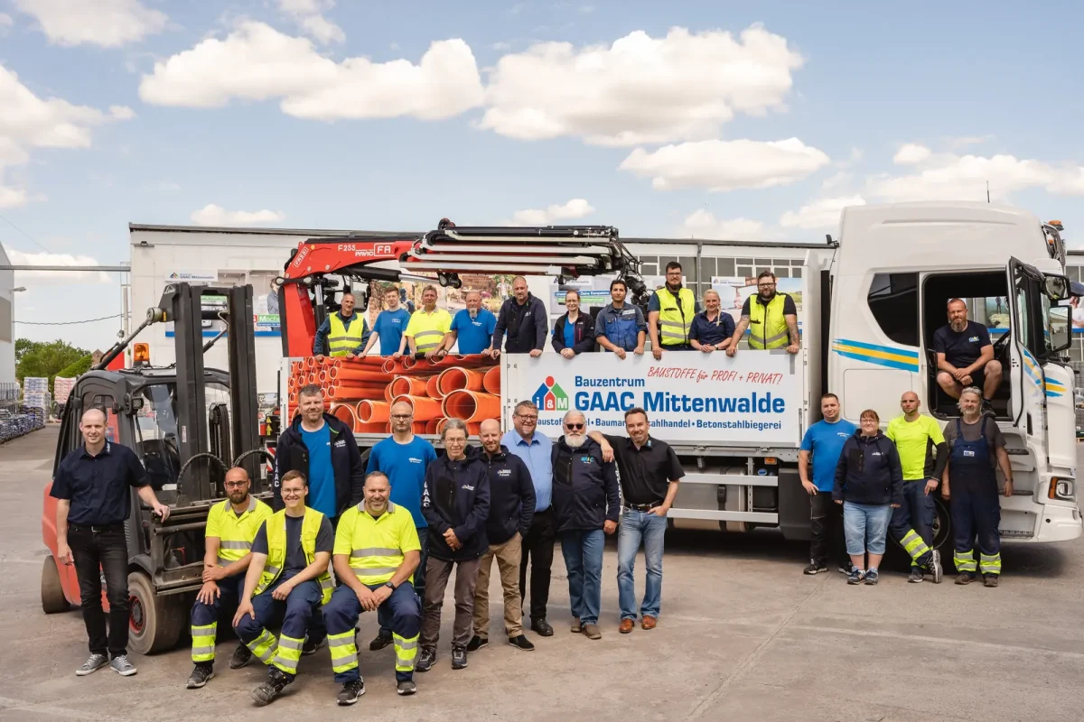 GAAC-Team vor Ladekran-LKW und Gabelstapler auf dem Firmengelände