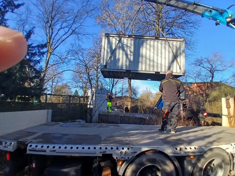 Container schwebt über die Mauer
