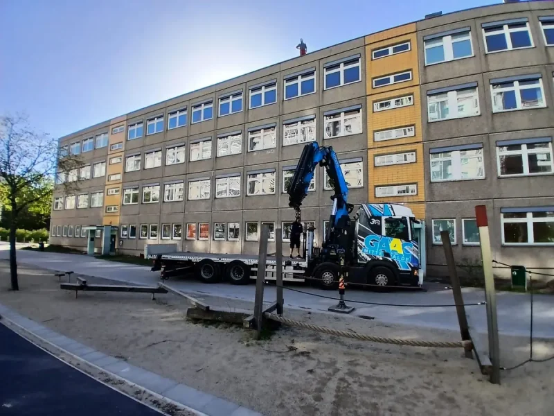 Bürocontainer am Wohngebäude