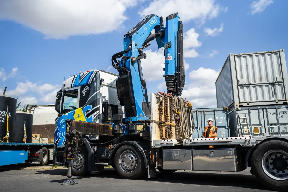 GAAC Ladekran-LKW hebt einen Container