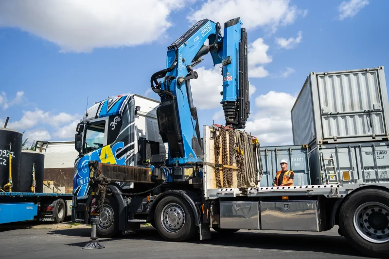 GAAC Ladekran-LKW hebt einen Container