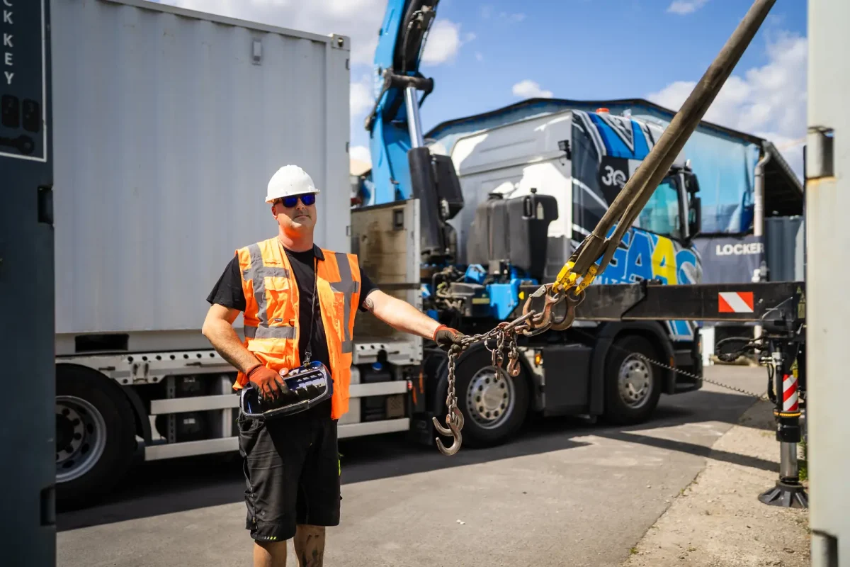 GAAC Fahrer am Ladekran-LKW