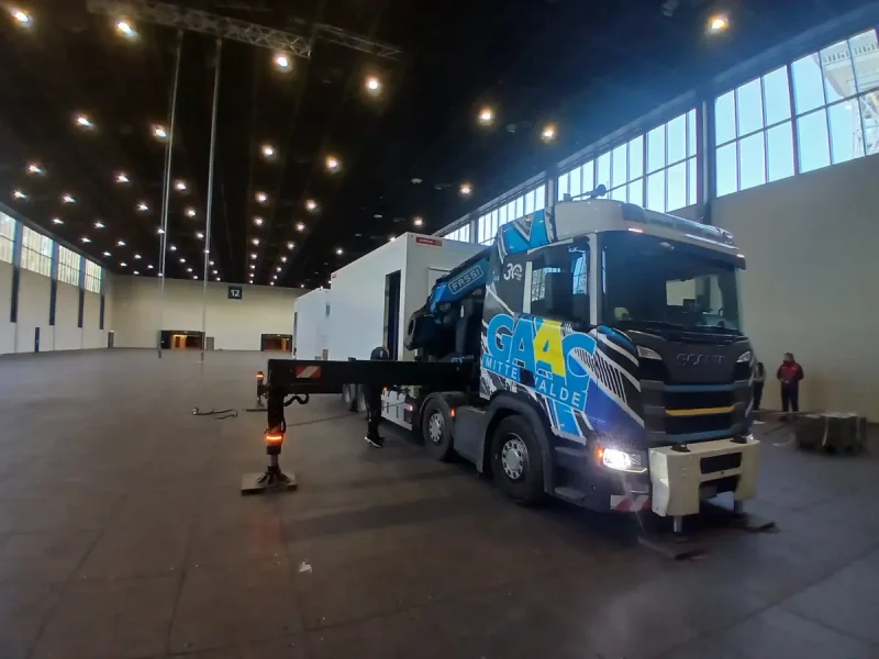 Ladekran-LKW in der Halle