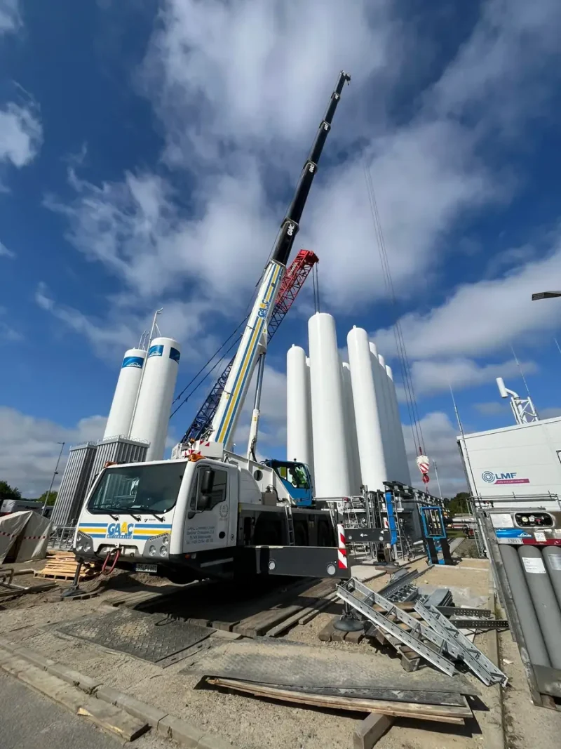 Autokran zwischen den Tankmodulen