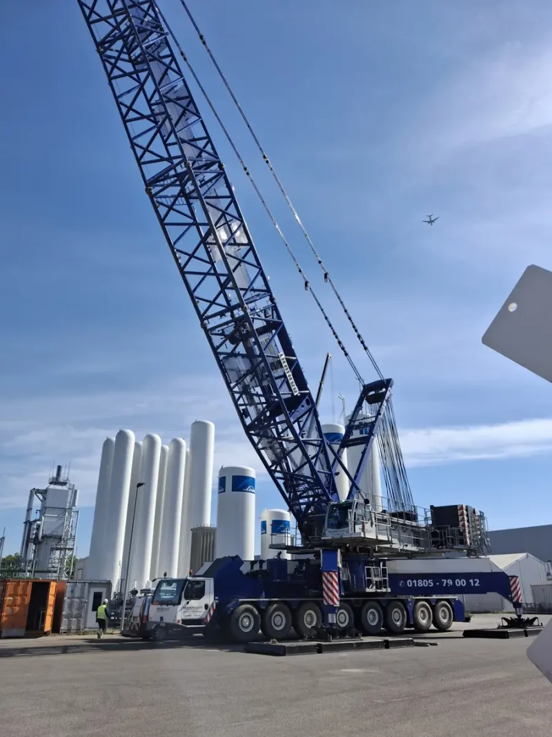 Raupenkran richtet ein Tankmodul auf