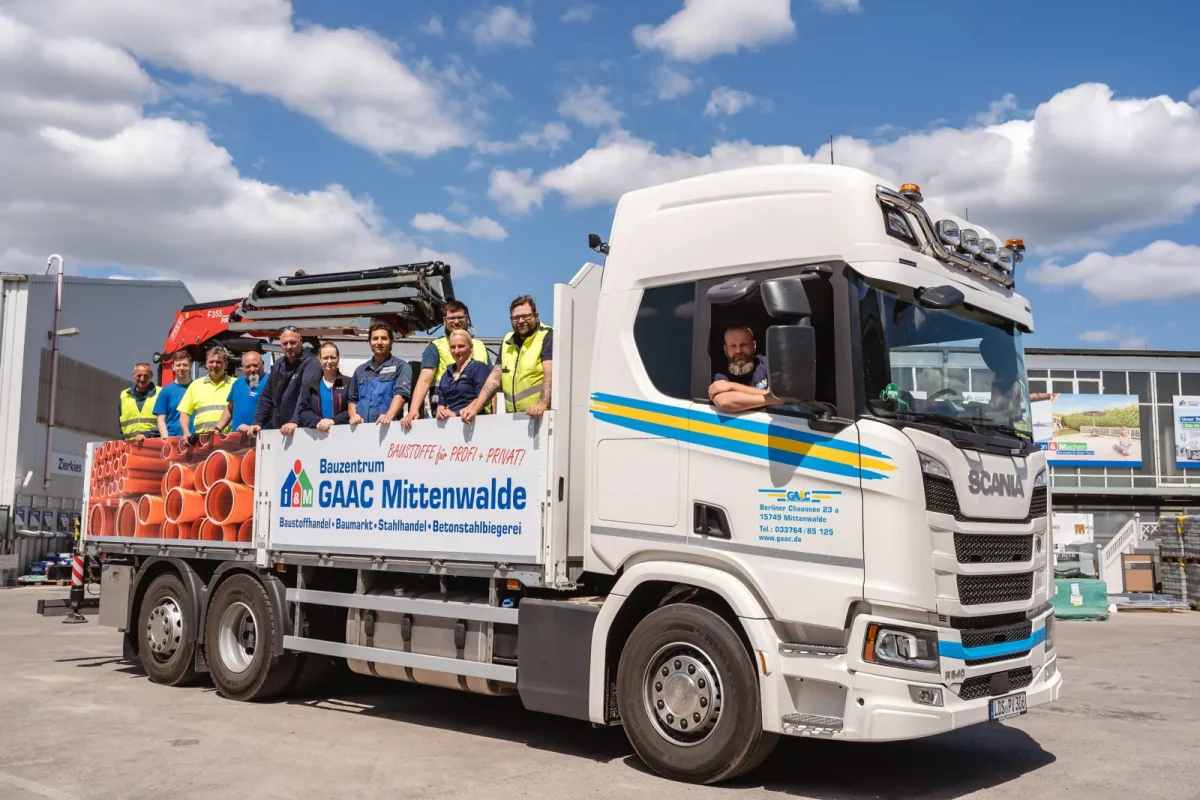 Das GAAC-Team vor einem Bauzentrum-Ladekran-LKW auf dem Betriebshof