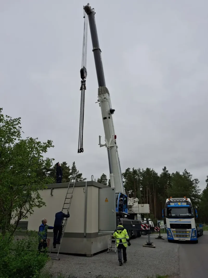 Autokran und Tieflader am Waldrand