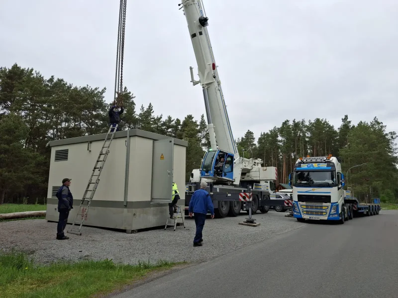 Tieflader und Autokran am Einsatzort