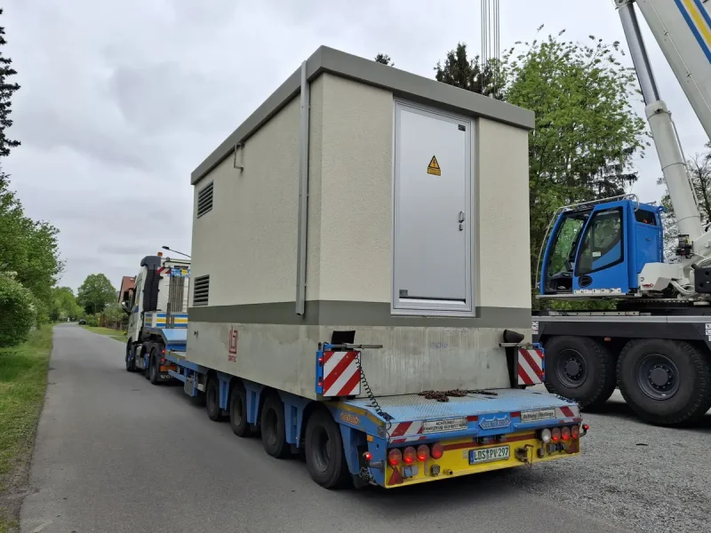 Fertigstation auf dem Tieflader