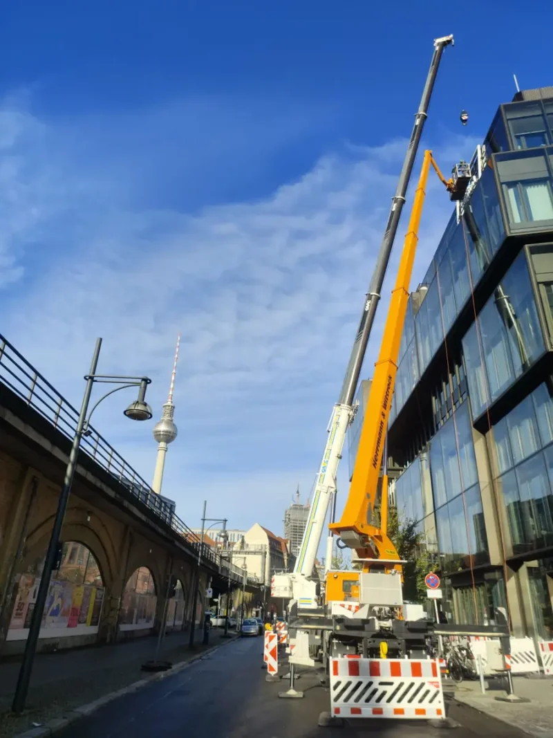 Aufgestellt unter dem Viadukt